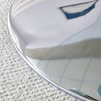Table à manger circulaire moderne avec plateau en verre élégant et pieds en métal robustes pour divers espaces