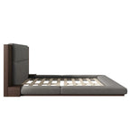 Lit rembourré King Gray Floor à profil bas avec tête de lit en bois étendue, étagères de chevet intégrées