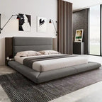Lit rembourré King Gray Floor à profil bas avec tête de lit en bois étendue, étagères de chevet intégrées