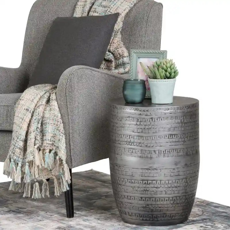 Table d'appoint tribale avec bordure en métal de 15 pouces de large (entièrement assemblée) — 15" L x 15" P x 20" H