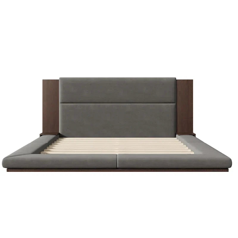 Lit rembourré King Gray Floor à profil bas avec tête de lit en bois étendue, étagères de chevet intégrées