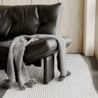 Fauteuil d'appoint contemporain en chenille noire capitonnée sans accoudoirs